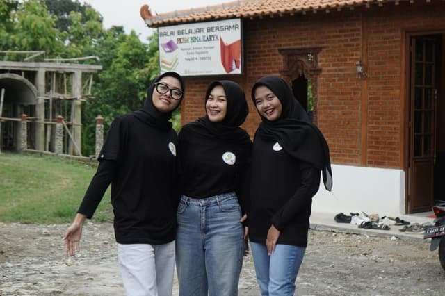 Tutor mendampingi warga belajar