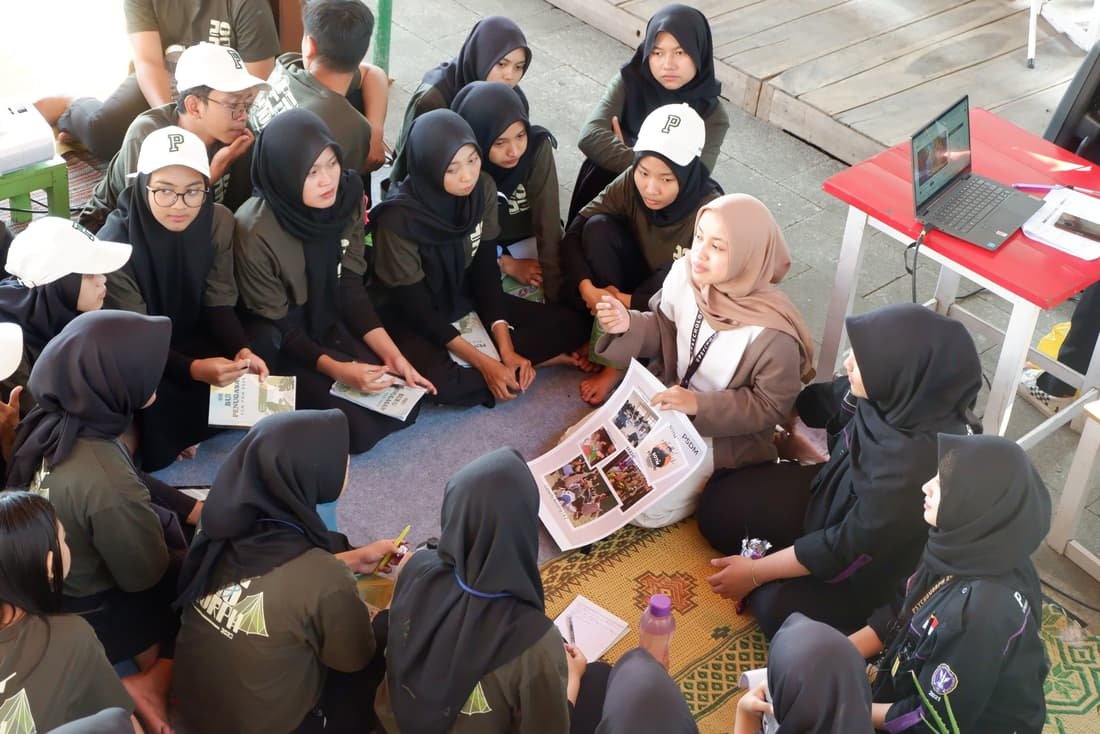 Suasana sekretariat dan kegiatan belajar PKBM Bina Karya